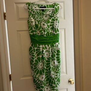 Green and White Sweetheart neckline dress in excellent condition